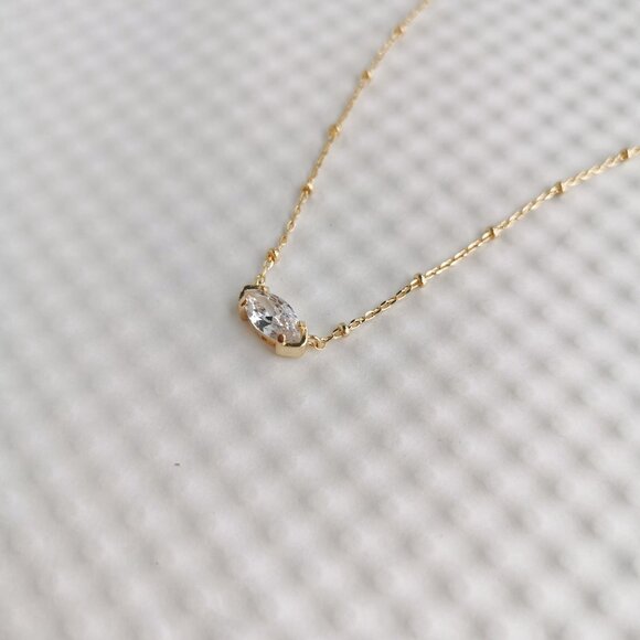 Kendra Scott White Crystal Genevieve Gold Satellite Short Pendant Necklace NEW W - Picture 2 of 4